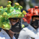 Policías ataviados con cascos de coronavirus para tratar de concienciar a la población sobre la necesidad de cuarentena en Bangalore, India. 31 de Marzo de 2020.